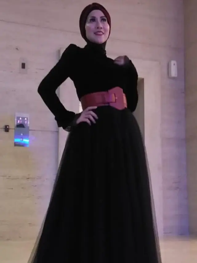Gaya Kasual Venna Melinda Pakai Baju Bernuansa Hitam, Tampil Modis. (Sumber: Instagram/vennamelindareal)