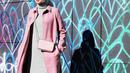 Cocok untuk look travelling ke luar negeri, kamu bisa memadukan turtleneck top dengan long coat dan cutbray pants warna pink. Untuk hijab, pilih yang sedikit bermotif untuk menghidupkan OOTD kamu. (Instagram/dianpelangi).