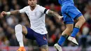 Pemain timnas Inggris, Kyle Walker berebut bola dengan pemain timnas Italia, Lorenzo Insigne dalam laga persahabatan di Stadion Wembley, London, Rabu (28/3).  Inggris gagal meraih kemenangan setelah ditahan Italia 1-1. (AP Photo/Alastair Grant)