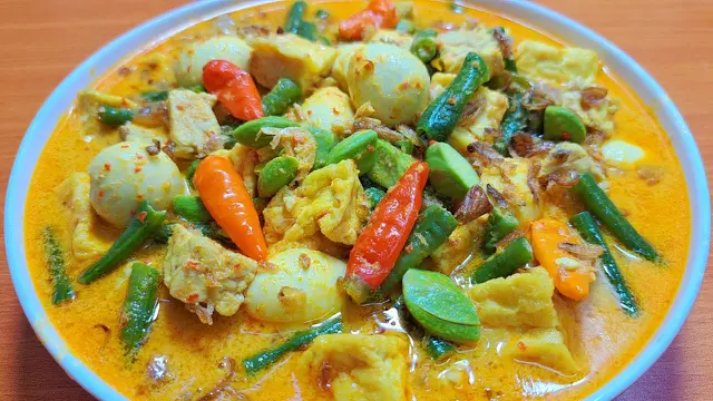 Sayur Tahu, Tempe, dan Telur Dimasak Santan