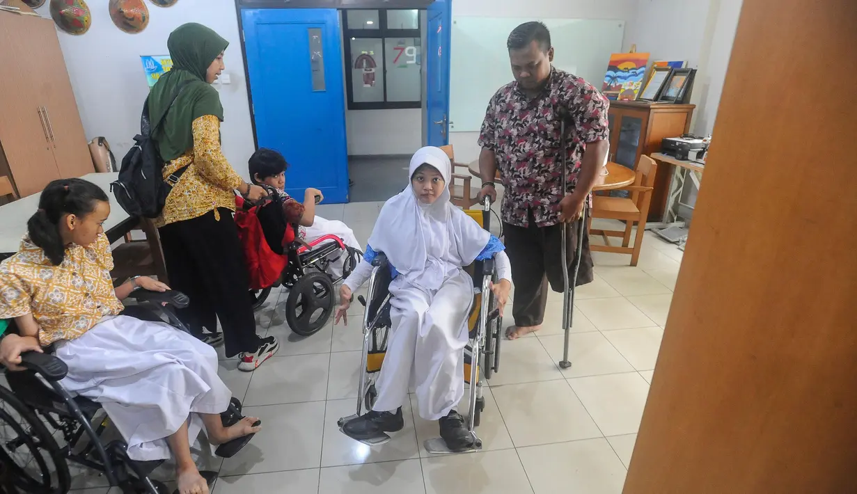 Sudah 12 tahun Pak Agung mengajar di sekolah Yayasan Penyandang Anak Cacat (YPAC) di kawasan Kebayoran Baru, Jakarta. Ia satu-satunya pengajar yang menyandang  disabilitas dari total 26 pengajar di YPAC. (merdeka.com/Arie Basuki)