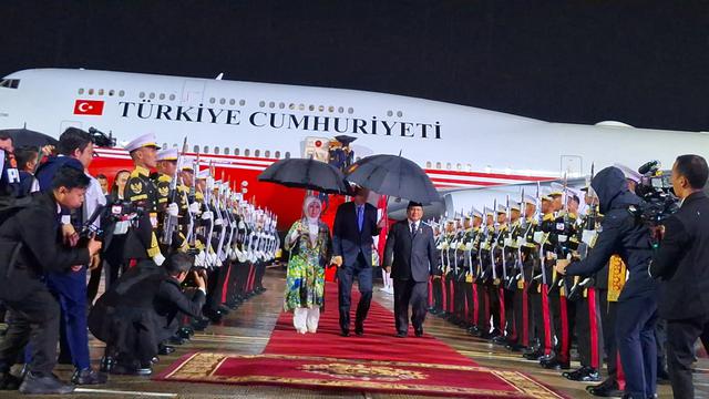 Presiden Prabowo Subianto menyambut langsung kedatangan Presiden Turki Recep Tayyip Erdogan di Pangkalan TNI AU Halim Perdanakusuma Jakarta Timur, Selasa (11/2/2025). Prabowo tampak akrab dengan Presiden Erdogan. (Liputan6.com/Lizsa Egeham)