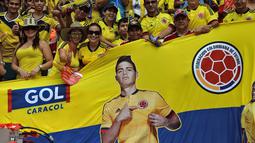 Supporter Kolombia membentangkan sapnduk bergambar James Rodriguez  laga kualifikasi Piala Dunia Russia 2018 zona CONMEBOL di  Stadion Metropolitano Roberto Melendez, Barranquilla, Rabu (18/11/2015) dini hari WIB. (AFP Photo/Luis Robayo)