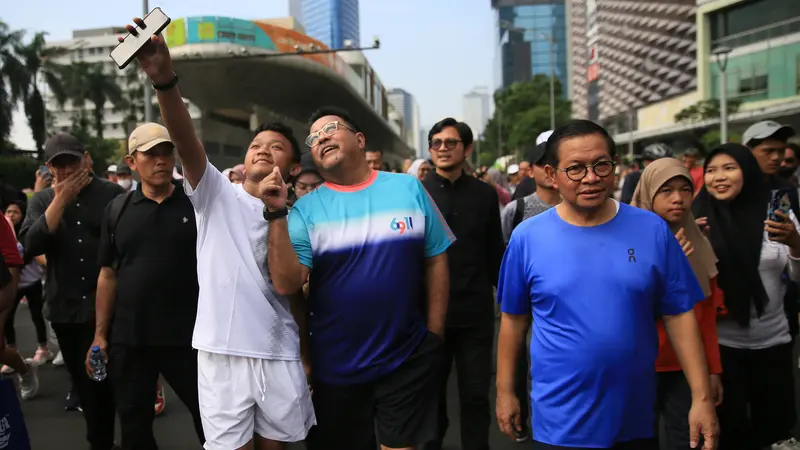 Berolahraga Saat CFD, Pramono Anung-Rano Karno Sapa Warga Jakarta