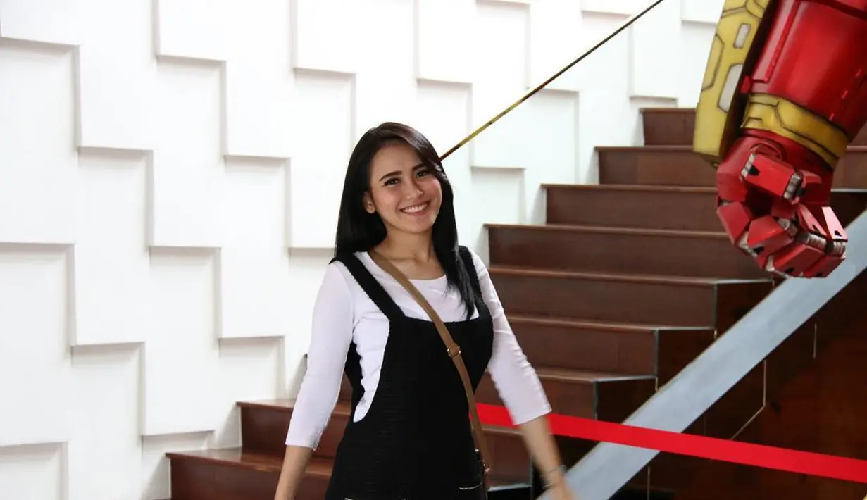 Hingga kini, Ayu sering kali dikait-kaitkan dengan Raffi Ahmad. Tidak sedikit warganet yang menganggap bahwa keduanya menjalin hubungan khusus. Meski beberapa kali diklarifikasi, masih saja warganet selalu menghubungkan. (instagram/ ayutingting92)