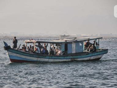 Wisatawan menggunakan kapal saat berkunjung ke Kepulauan Seribu, Jakarta, Minggu (27/2/2022). Destinasi Kepulauan Seribu masih menjadi tujuan wisata favorit warga Ibu Kota dalam mengisi liburan. (merdeka.com/Iqbal S. Nugroho)