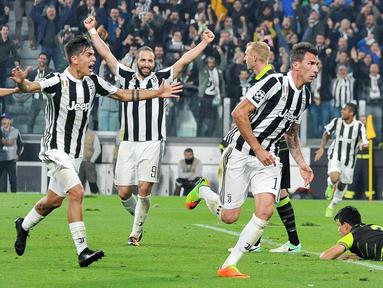 Striker Juventus, Mario Mandzukic, merayakan gol yang dicetaknya ke gawang Sporting Lisbon pada laga Liga Champions di Stadion Allianz, Turin, Rabu (18/10/2017). Juventus menang 2-1 atas Sporting. (AP/Alessandro Di Marco)