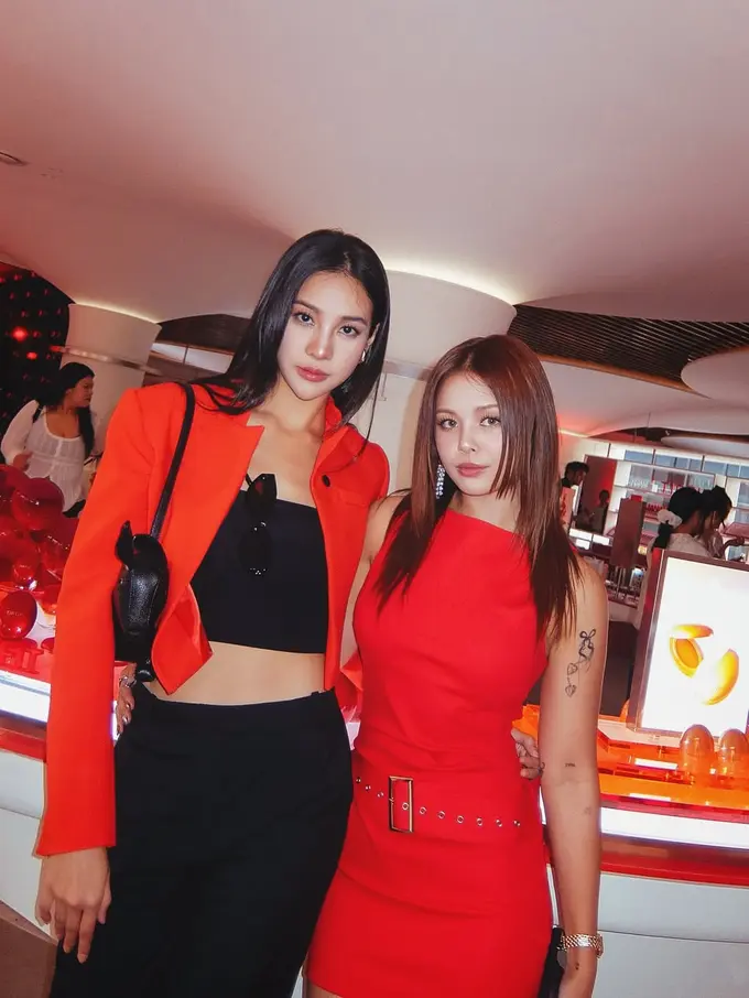 Anya Geraldine Tampil Sleek & Berkelas di Beauty Event Korea, Pose Bareng Sorn Eks CLC