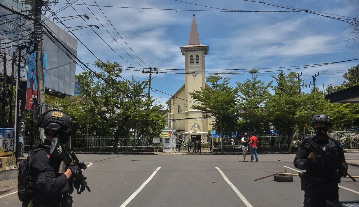 Sebuah ledakan bom kembali membuat gempar masyarakat di Indonesia. Peristiwa tersebut terjadi di depan Gereja Katedral Makassar, Minggu (28/3/2021). Sejumlah pihak termasuk Presiden Joko Widodo mengecam dan mengutuk aksi terorisme tersebut. (AFP/Indra Abriyanto)