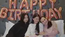 Beby Tsabina dan Sephora Sievert sebagai sahabat dekat Cassandra, turut berperan penting dalam menyukseskan kejutan tersebut. Mereka telah menjadi bagian penting dalam perjalanan hidup Cassandra selama bertahun-tahun. Persahabatan mereka yang begitu erat terlihat dari konsistensi mereka dalam merayakan ulang tahun Cassandra setiap tahunnya. Saking dekatnya kebersamaannya bak saudara. (Liputan6.com/IG/@cassandraslee)