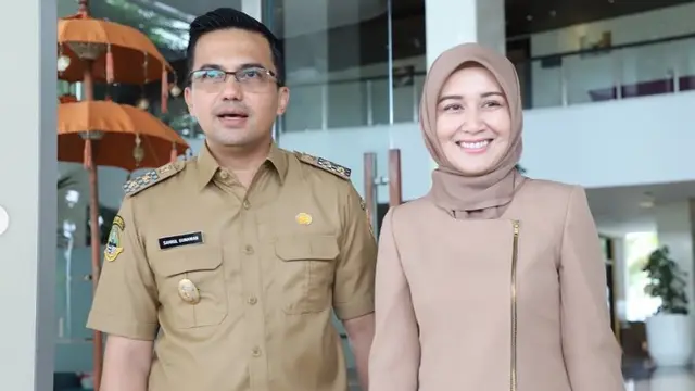Potret Sahrul Gunawan dan Dine Mutiara menghadiri acara Kejaksaan Negeri Kabupaten Bandung dengan pakaian serasi (Sumber: Instagram/dine.pearl dan Instagram/sahrulgunawanofficial)