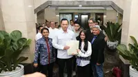 Agus Yudhoyono alias AHY menyampaikan pernyataan sikap setelah menyerahkan sejumlah sertifikat tanah kepada Niriza Zubir yang jadi korban mafia. (Foto: Dok. Instagram @agusyudhoyono)