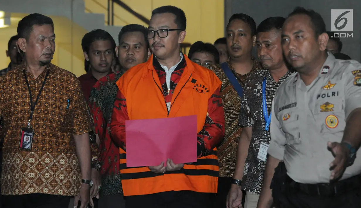 Mantan Menteri Pemuda dan Olahraga Imam Nahrawi menuju mobil tahanan usai menjalani pemeriksaan di Gedung KPK, Jumat, (27/9/2019). KPK resmi menahan Imam Nahrawi atas statusnya sebagai tersangka kasus suap terkait dana hibah Kemenpota kepada KONI pada Tahun Anggaran 2018 (merdeka.com/Dwi Narwoko)