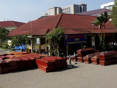 Sejumlah peti mati telah disiapkan di depan RSUP Haji Adam Malik, Medan, Sumatera utara, Kamis (2/7/2015). Setelah menjalani pemeriksaan dan teridentifikasi, jenazah korban Hercules C-130 akan dipulangkan ke keluarga korban. (Liputan6.com/Johan Tallo)