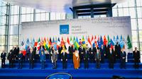 Pada sesi foto bersama, Presiden Joko Widodo berada di barisan depan tengah, bersama troika lainnya yaitu Italia dan Arab Saudi. (Foto: Sekretariat Negara)