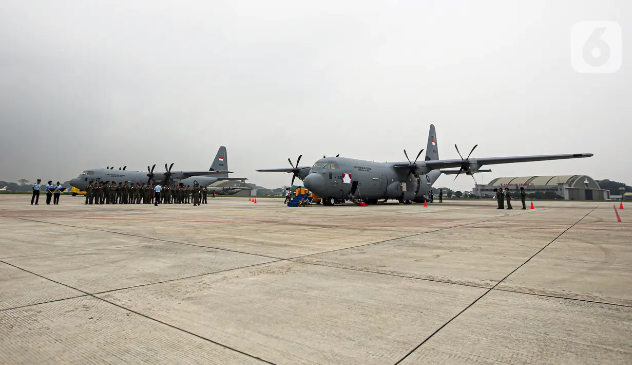 Sebagai informasi, Pesawat C-130J Super Hercules sudah memiliki peningkatan fitur dari tipe pendahulunya. Misalnya peningkatan sistem perlindungan bahan bakar, serta sistem penanganan kargo dan perbaikan sistem flight station yang lebih canggih dan sistem avionik digital terintegrasi penuh. (Liputan6.com/Faizal Fanani)