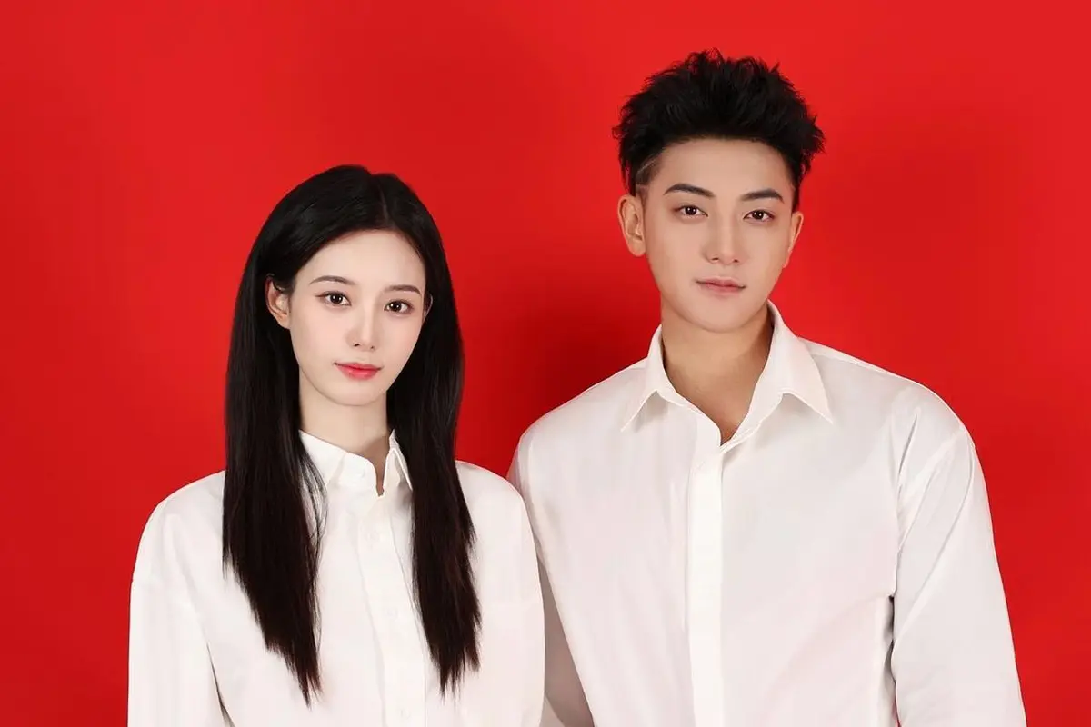 Tampil Serasi, Tao Eks EXO dan Xu Yiyang Resmi Pamer Buku Nikah