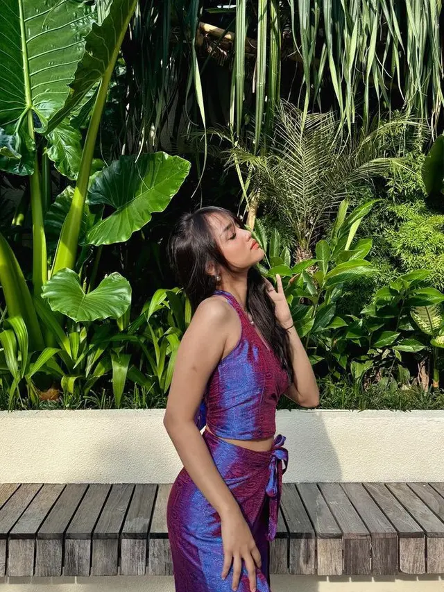 Fuji An Kenakan One Set Backless Shimmer. [@fuji_an]