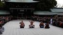Yokozuna Hakuho (kedua kiri) melakukan gerakan ritual tahunan di Tokyo, Jepang, (7/1). Ritual ini dalam perayaan tahun baru 2016. (REUTERS / Yuya Shino)