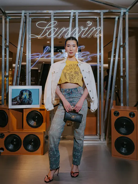 Untuk yang berjiwa feminin seperti Christie, koleksi Lanvin x Future ini juga cocok untuk dicoba. Ia mengenakan crop short berwarna mustard yang dipadangkan dengan jaket dan celana jeans. Tak lupa, stiletto heels juga melengkapi look feminin street style ala Christie.  [ Foto dok Lanvin ]