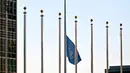 Di Jenewa, markas besar PBB terbesar kedua setelah New York, bendera PBB dikibarkan setengah tiang dan tidak ada bendera lain dari 193 negara anggota yang dikibarkan di lorong utama kompleks itu. (ANGELA WEISS / AFP)