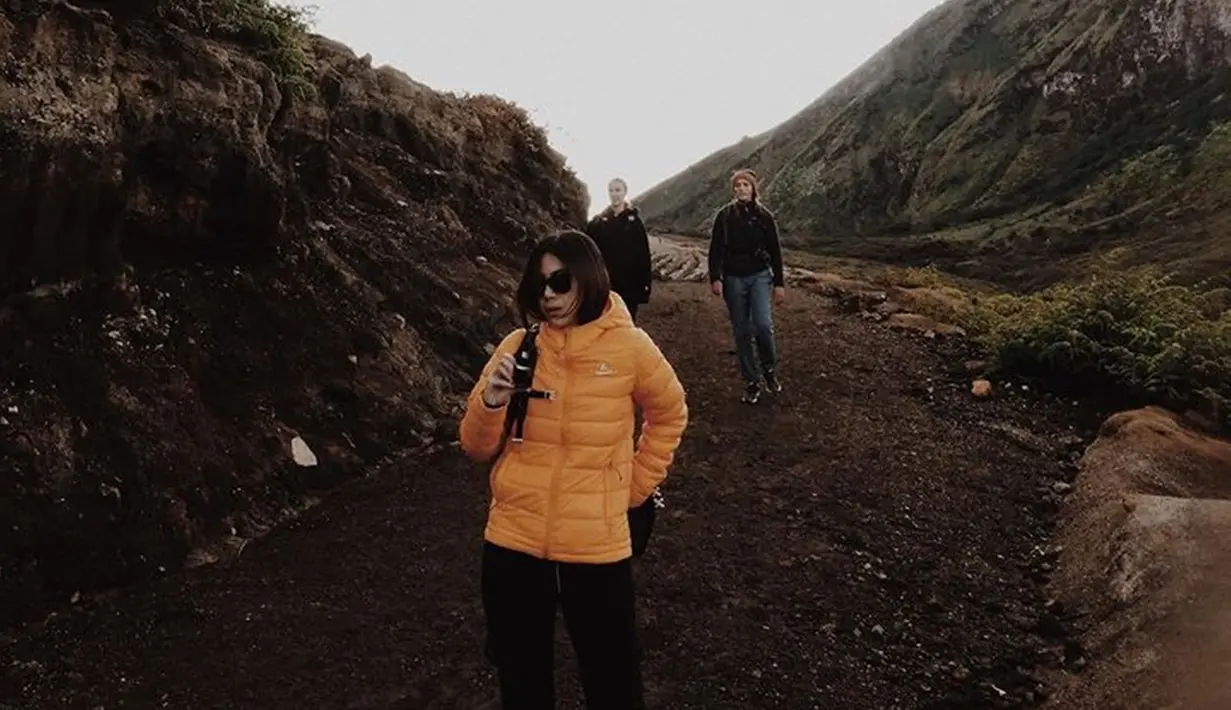 Pemeran Widya di film KKN Di Desa Penari yakni Adinda Novianasari Thomas punya hobi mendaki gunung ditengah kesibukannya sebagai aktris, model dan presenter. Beberapa gunung di Indonesia sudha pernah ia jelajahi.(Liputan6.com/IG/@adindathomas)