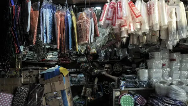 Nasib Pedagang Plastik