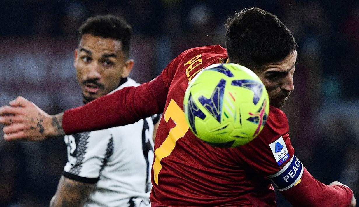 Pemain AS Roma, Lorenzo Pellegrini (kanan) berusaha menanduk bola pada laga pekan ke-25 Liga Italia 2022/2023 melawan Juventus yang berlangsung di Stadio Olimpico, Senin (06/03/2023) dini hari WIB. (AFP/Filippo Monteforte)