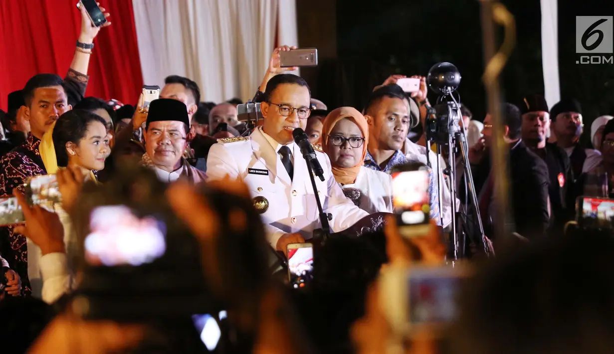 Gubernur DKI Jakarta Anies Baswedan saat memberikan pidato pertama di hadapan warga Jakarta di Balai Kota, Senin (16/10). Anies-Sandi resmi menjadi Gubernur dan Wakil Gubernur DKI Jakarta periode 2017-2022. (Liputan6.com/Faizal Fanani)