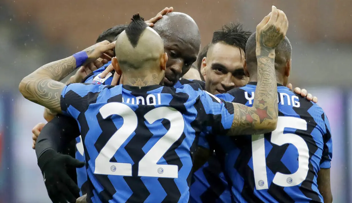 Para pemain Inter Milan merayakan gol yang dicetak oleh Romelu Lukaku ke gawang Spezia pada laga Liga Italia di Stadion Giuseppe Meazza, Minggu (20/12/2020). Inter Milan menang dengan skor 2-1. (AP/Luca Bruno)