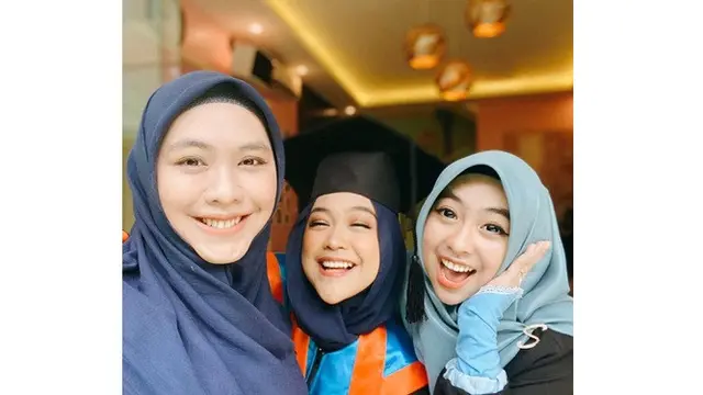 Jarang Tersorot, Ini 7 Potret Kompak Ria Ricis dan Kedua Kakaknya