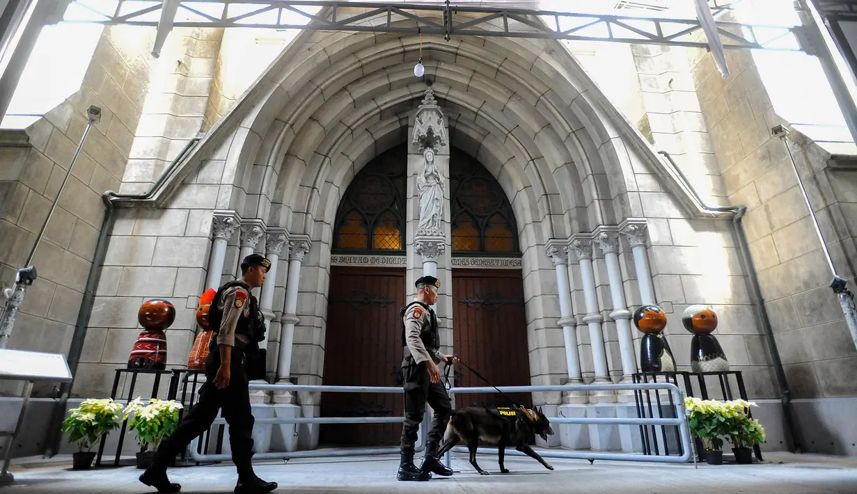 Personel K9 Mabes Polri saat melakukan sterilisasi di lingkungan Gereja Katedral Jakarta, Selasa (24/12/2024). (merdeka.com/Arie Basuki)