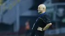 Pelatih Persebaya Surabaya, Bernardo Tavares, tampak kecewa setelah ditaklukkan Madura United pada lanjutan BRI Super League 2025/2026 di Stadion Gelora Bung Tomo Jumat (17/4/2026). (Bola.com/M Iqbal Ichsan)