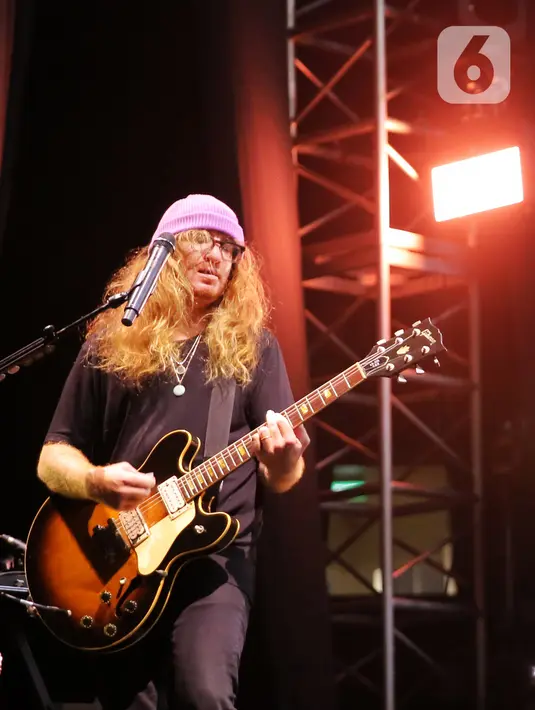 Gitaris grup band One Republic Drew Brown saat tampil pada Woke Up Fest 2023 di Istora Senayan, Jakarta, 25 Februari 2023. Band beraliran pop rock asal Amerika Serikat tersebut tampil memukau dengan membawakan sejumlah lagu di antaranya Secrets dan Good Life dari album Waking Up. (Kapanlagi.com/Bambang E. Ros)