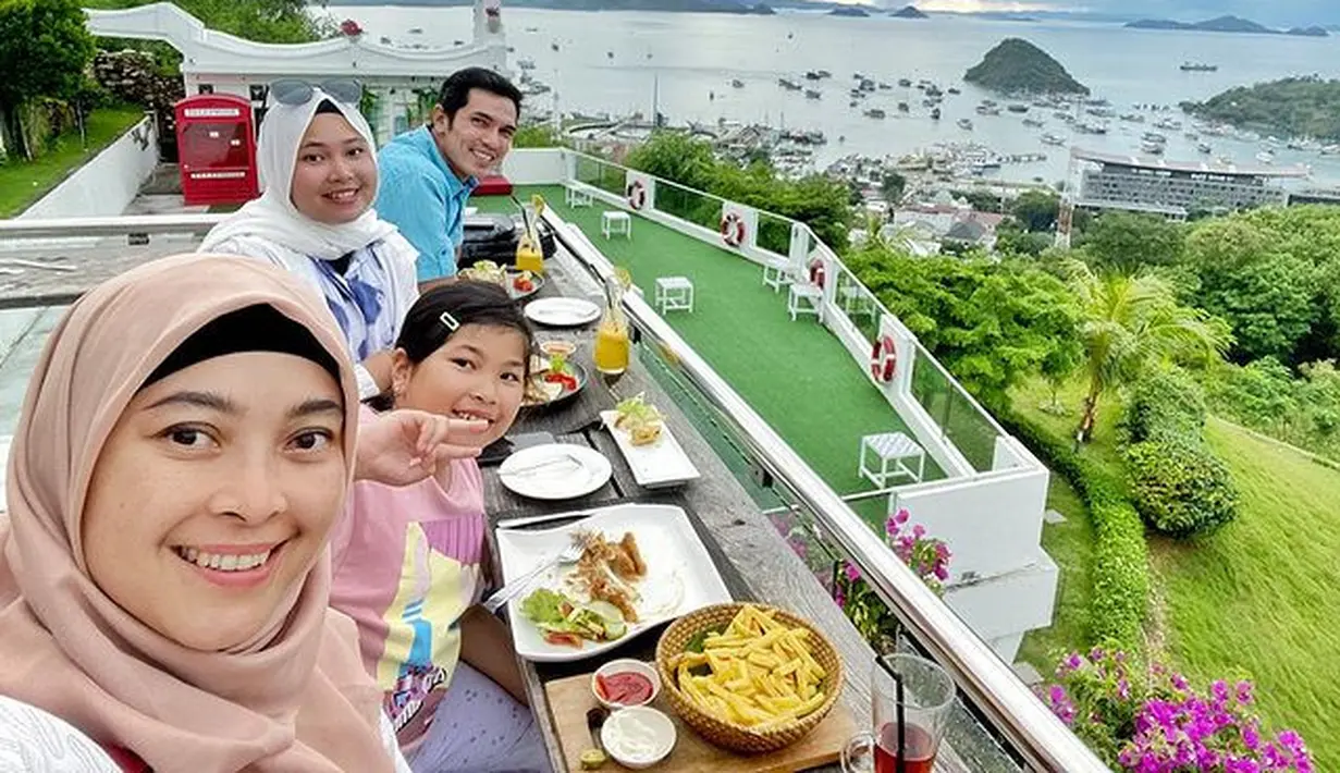 Tidak hanya menunjukkan kemesraan berdua, tapi juga potret harmonis bersama keluarganya. Ditengah kesibukannya, Adrian meluangkan waktu bersama keluarga. [Instagram/dessyilsanti]