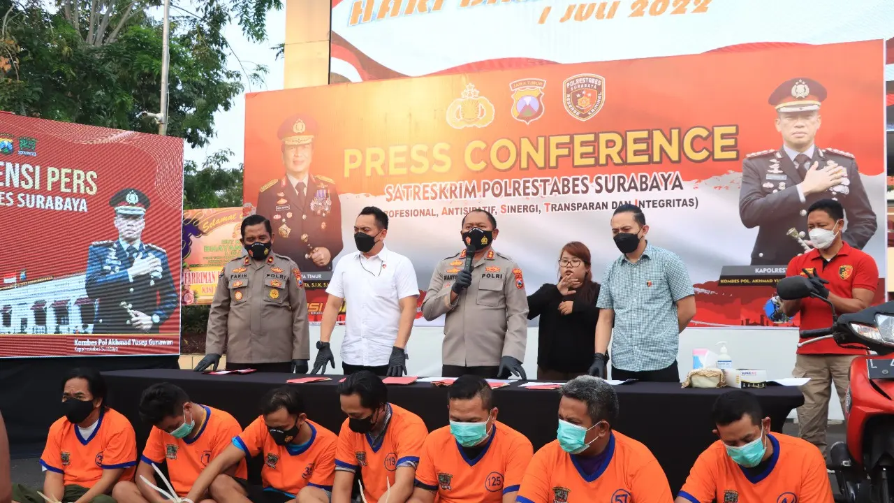 Tersangka anggota BNN gadungan ditangkap polisi di Surabaya. (Dian Kurniawan/Liputan6.com)