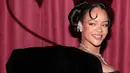 Makeup dan gaya rambut Rihanna wajib dapat spotlight dengan twisted pigtail buns.
[@rickdick__]