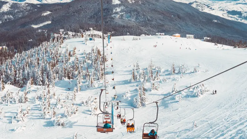 Ilustrasi Main Ski