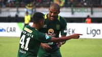 Komunikasi dua pemain Persebaya Surabaya, Irfan Jaya dan David da Silva saat melawan Arema FC pada lanjutan Liga 1 Indonesia 2018 di Stadion Gelora Bung Tomo, Surabaya (6/5/2018). Persebaya Surabaya menang tipis 1-0. (Bola.com/Aditya Wany)