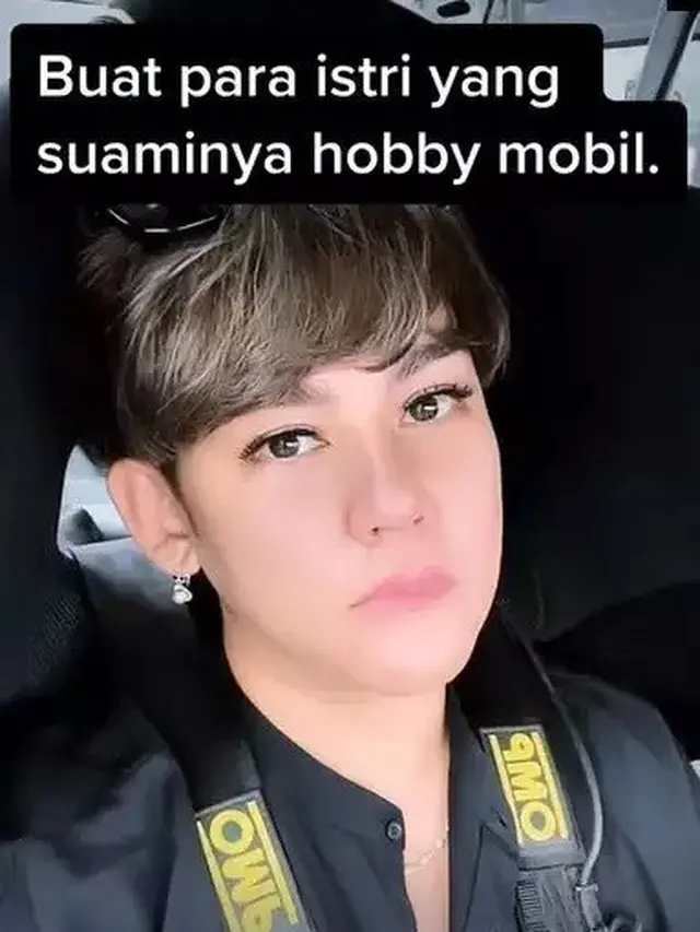 Sissy Priscillia saat menumpang mobil balap sang suami, Rifat Sungkar. (TikTok @sysiio)