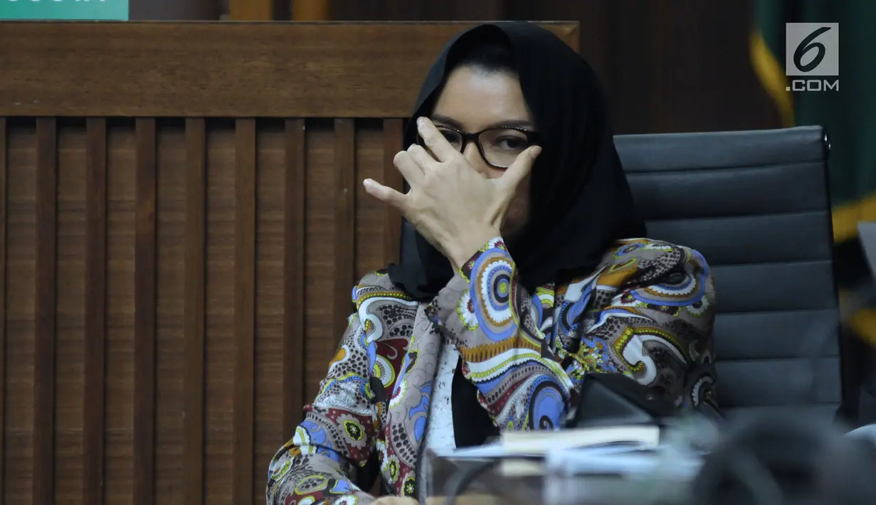 Terdakwa gratifikasi pemberian izin lokasi perkebunan kelapa sawit, Rita Widyasari saat menyimak keterangan saksi pada sidang di Pengadilan Tipikor, Jakarta, Rabu (23/5). Sidang mendengar keterangan saksi. (Liputan6.com/Helmi Fithriansyah)