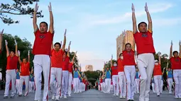 China memiliki budaya menari di lapangan umum yang semarak, dengan barisan pensiunan yang memadati alun-alun kota saat fajar dan senja untuk menari mengikuti irama musik elektronik yang menghentak. (Jade GAO / AFP)