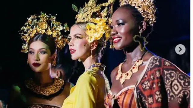 Finalis Miss Grand International 2022 Tampil Elegan dengan Baju Adat Bali