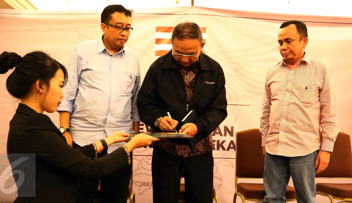 Pengurus NSC membubuhkan tanda tangan dalam peluncuran buku berjudul 'Mewujudkan Janji Kemerdekaan', Jakarta, Selasa (12/1/2016). NSC berfokus untuk menjawab persoalan kebijakan nasional dan isu-isu bangsa. (Liputan6.com/Yoppy Renato)