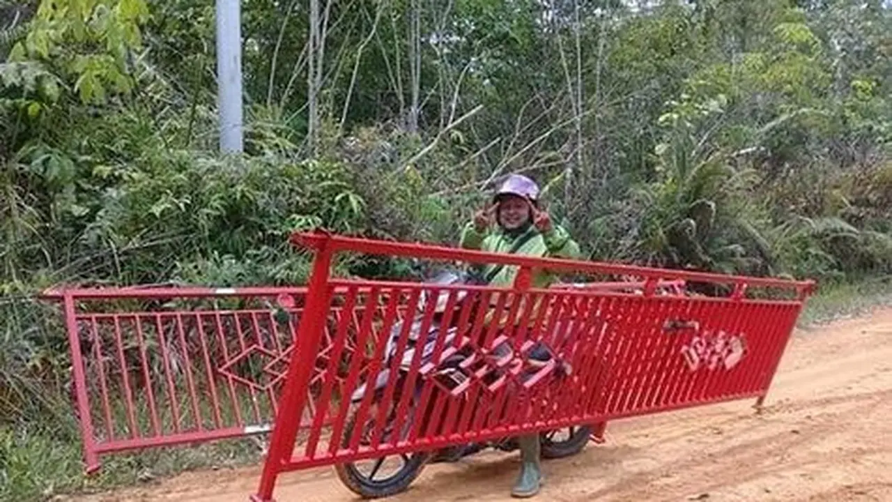 Potret Perjuangan Ojol Saat Mengantar Kiriman Barang