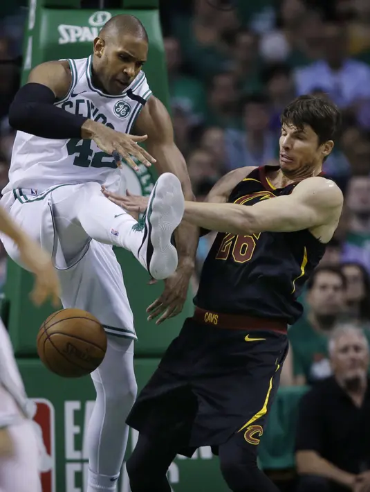 Aksi pemain Boston, Al Horford (42) saat berebut bola dengan pemain Cleveland, Kyle Korver (26) pada gim kelima final NBA Wilayah Timur di TD Garden, Boston, (23/5/2018). Boston Celtics menang 96-83. (AP/Charles Krupa)