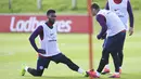 Wayne Rooney (kanan) dan Daniel Sturridge berbincang ditengah sesi latihan  timnas Inggris persiapan melawan Malta di St George's Park,  Burton-upon-Trent, (4/10/2016). AFP/Paul Ellis)