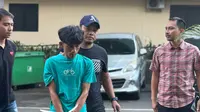 Polisi meringkus NYP (28) tersangka kasus dugaan pembunuhan terhadap wanita tunasusila. Jasad korban ditemukan dalam kondisi mengenaskan di Dermaga Ujung Pulau Pari, Kepulauan Seribu, Sabtu 13 April 2024. (Tim News).