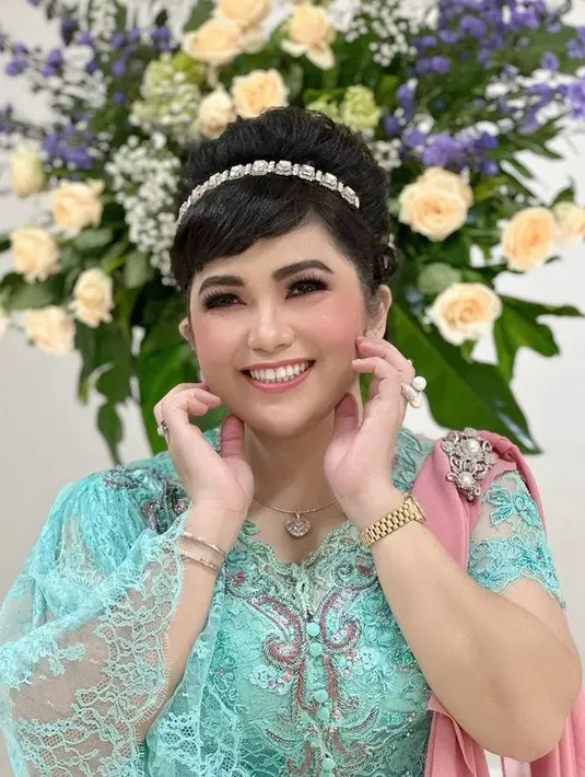 Ada juga yang mengaku pangling dengan penampilan baru Joy Tobing. Netizen tersebut mengaku bertemu dengannya di acara natal marga di Medan. Bahkan sempat dikira melakukan operasi. [Instagram/joydestinytobing]