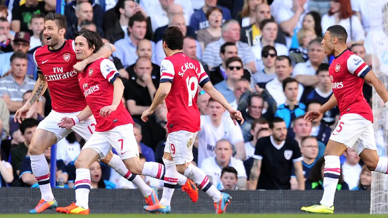 Pemain Arsenal Rayakan Gol Rosicky